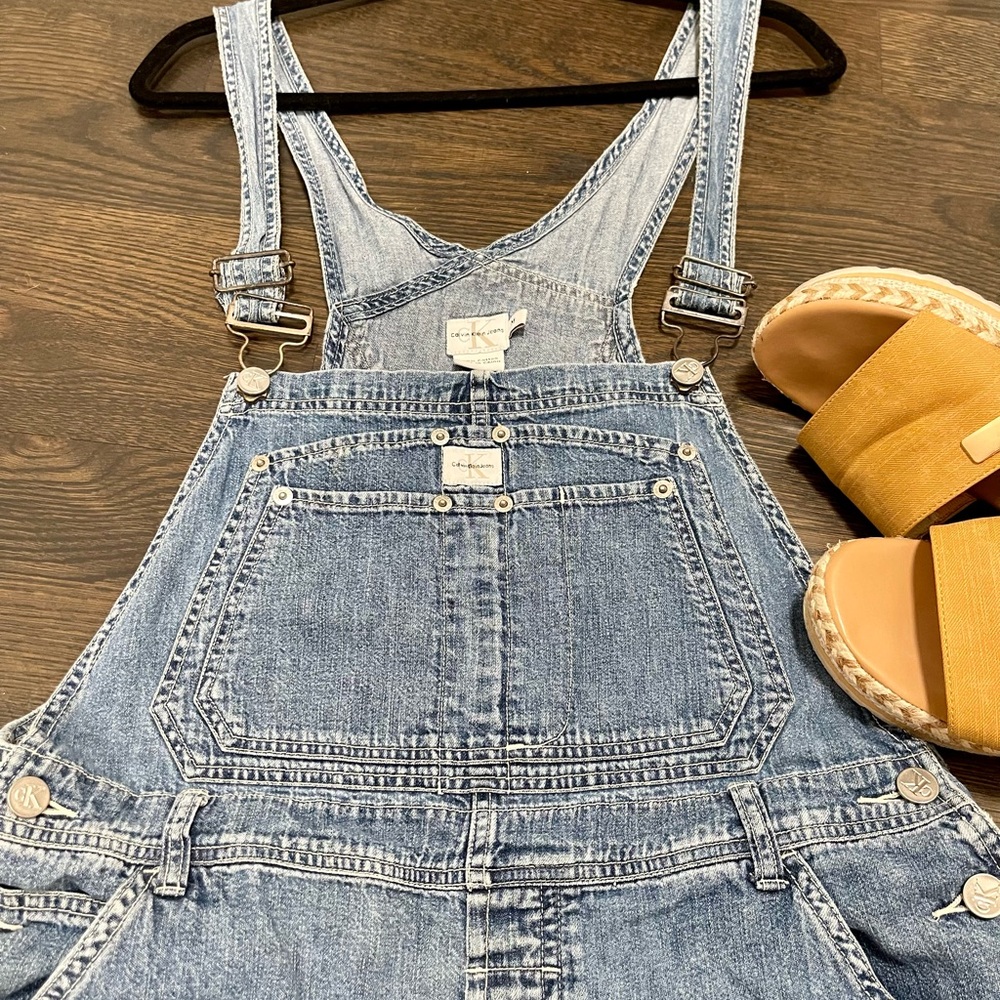 Womens Calvin Klein Overall Shorts, light washed denim size M